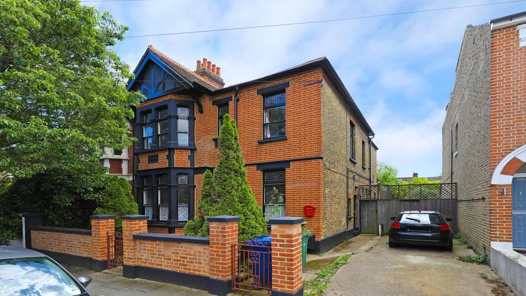 Carlyle Road, Ealing, W5 3 bed flat for sale £600,000