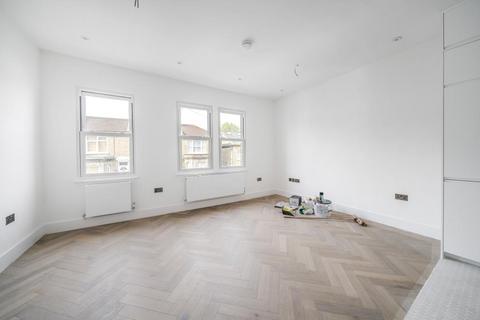 18a Brownlow Road, London, N3 1NA