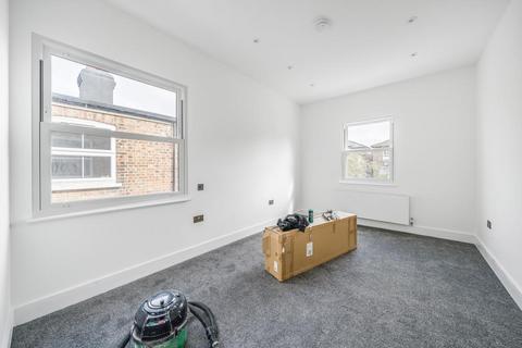 18a Brownlow Road, London, N3 1NA
