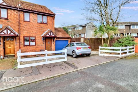 2 bedroom end of terrace house to rent, Highbank, Newport