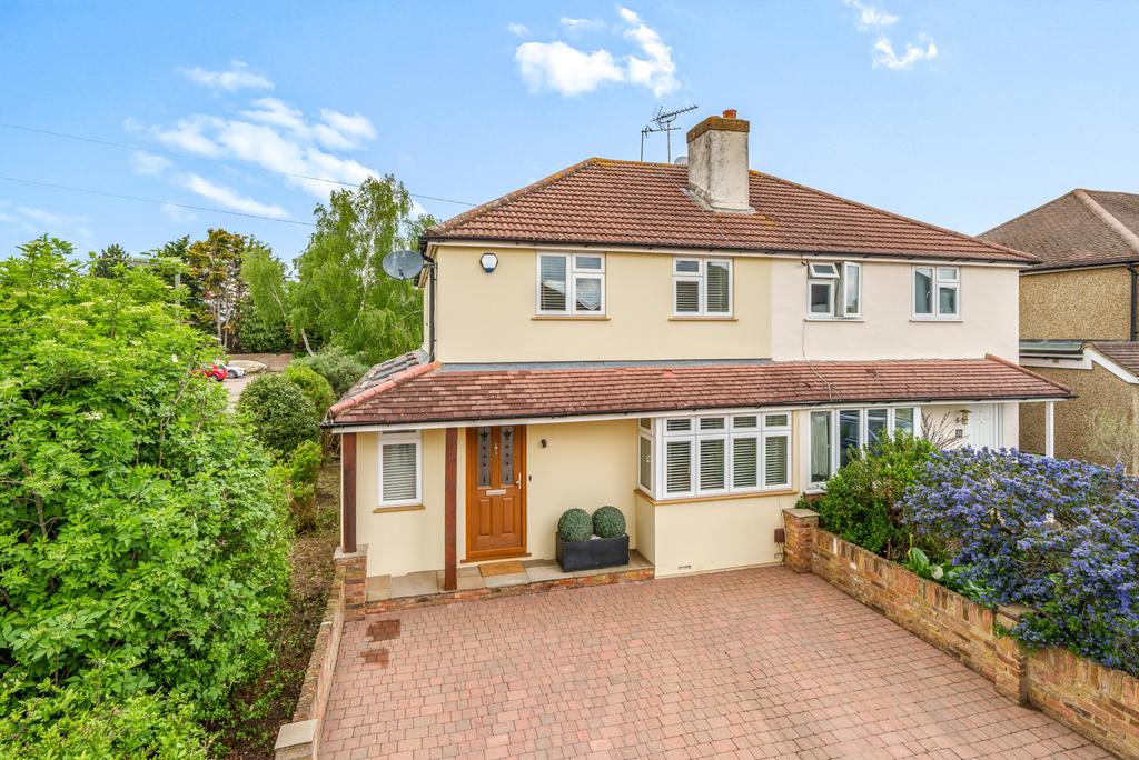 First Avenue, WaltonOnThames, KT12 2 bed semidetached house for sale