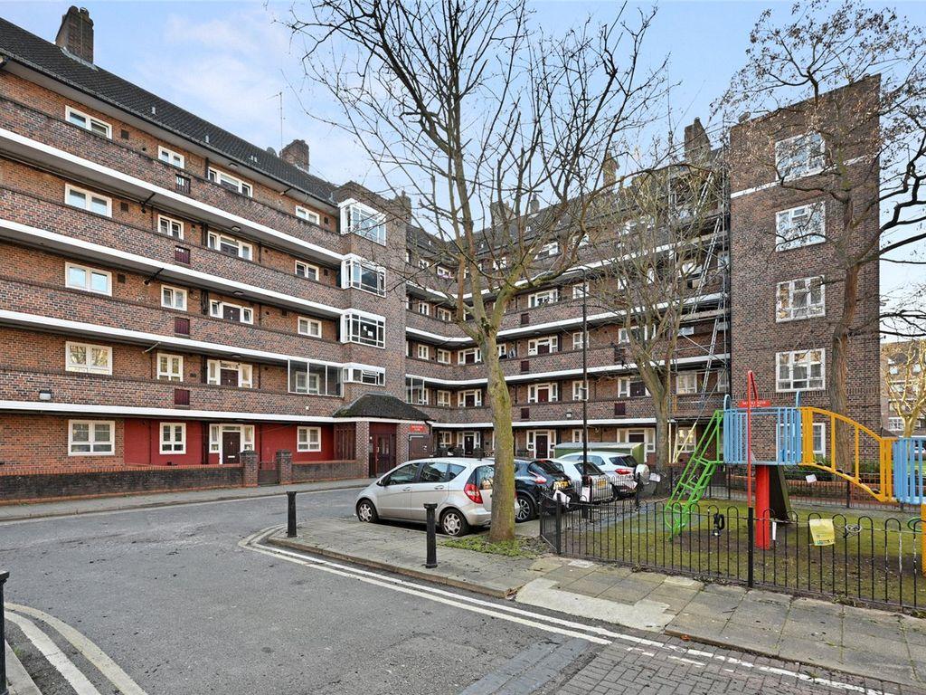 2 bedroom flat at White City, W12
