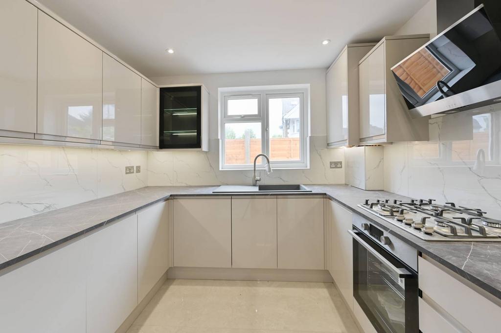 Pinner View, Harrow, HA1 2 bed flat - £535,000