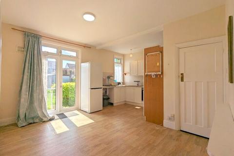 35 Colonial Road, Feltham, TW14 8AA