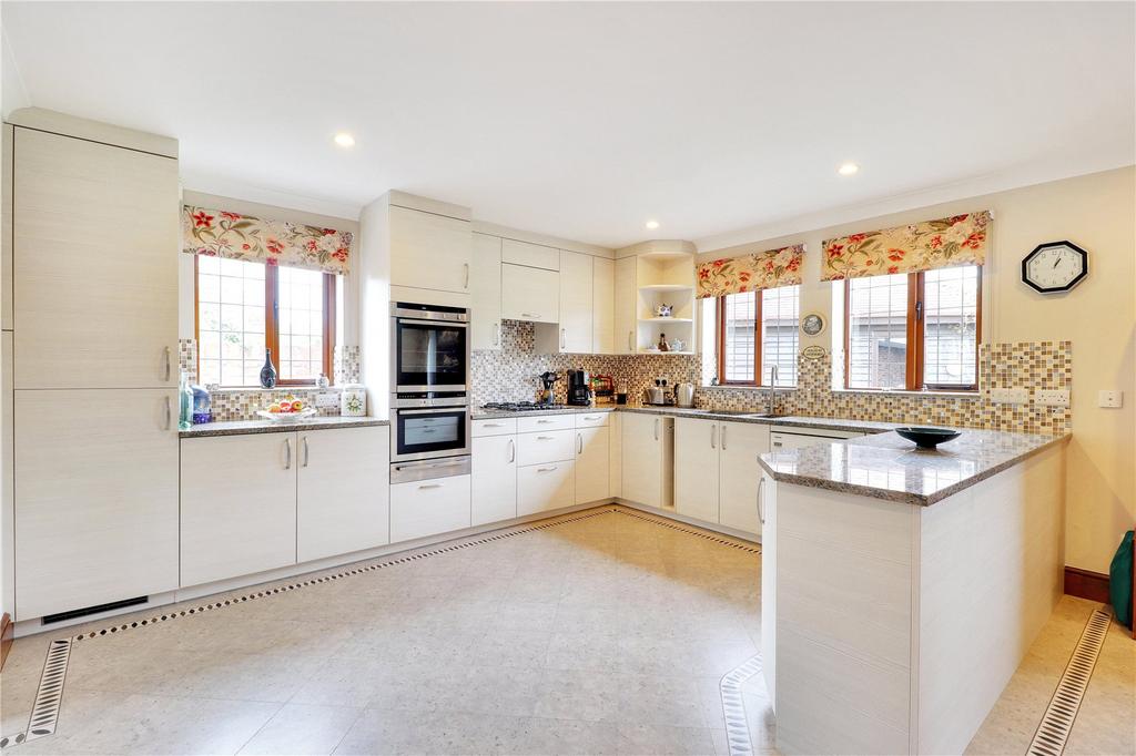 Carpenters Lane, Hadlow, Tonbridge, Kent, TN11 6 bed detached house for