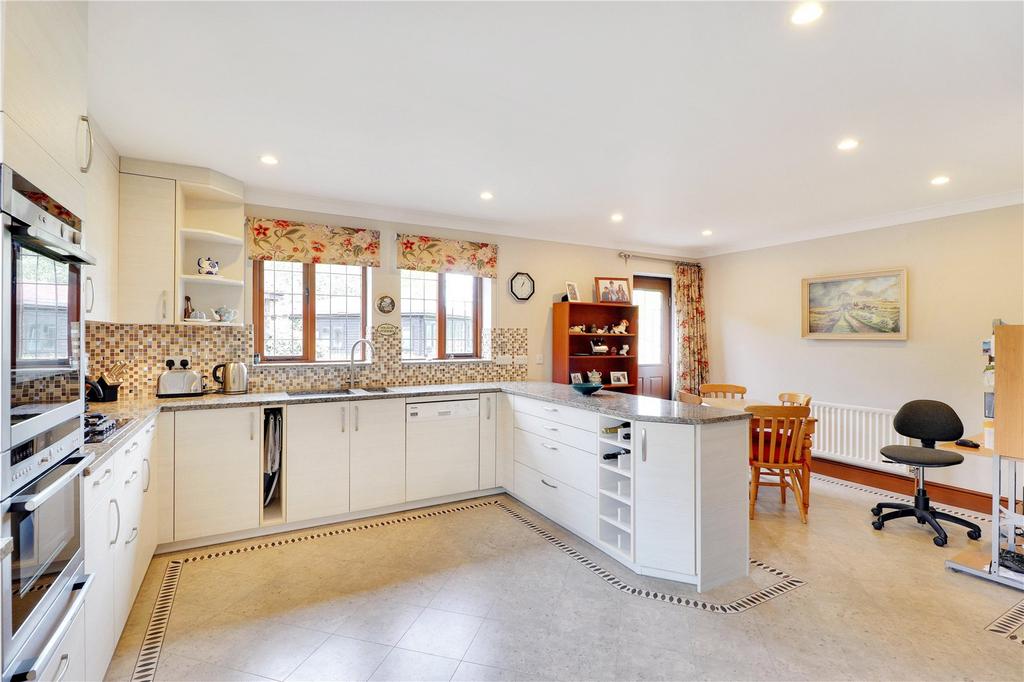 Carpenters Lane, Hadlow, Tonbridge, Kent, TN11 6 bed detached house for