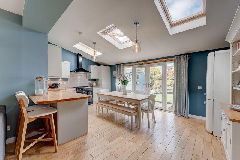 13 Duncan Drive, Irvine, KA12 0HY 4 bed semidetached villa £195,000