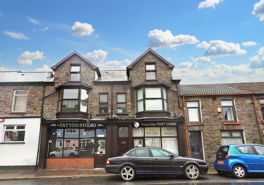184 High Street, Treorchy CF42 1 bed flat £470 pcm (£108 pw)