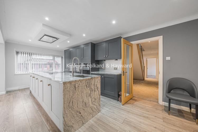 Hayesford Park Drive Bromley BR2 5 bed house £5,000 pcm (£1,154 pw)