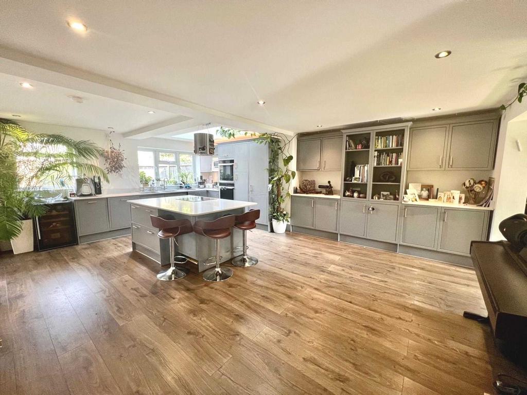 Chandos Road, Borehamwood 4 bed semidetached house £2,950 pcm (£681 pw)
