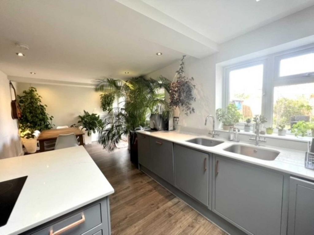 Chandos Road, Borehamwood 4 bed semidetached house £2,950 pcm (£681 pw)