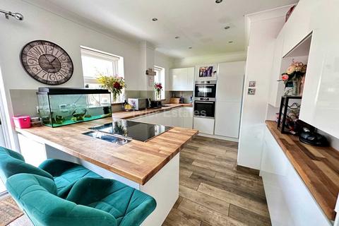 3 bedroom detached house for sale - Handleys Chase, Basildon SS15