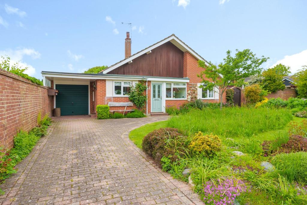 Summerlands, Cranleigh, GU6 3 bed bungalow for sale £675,000