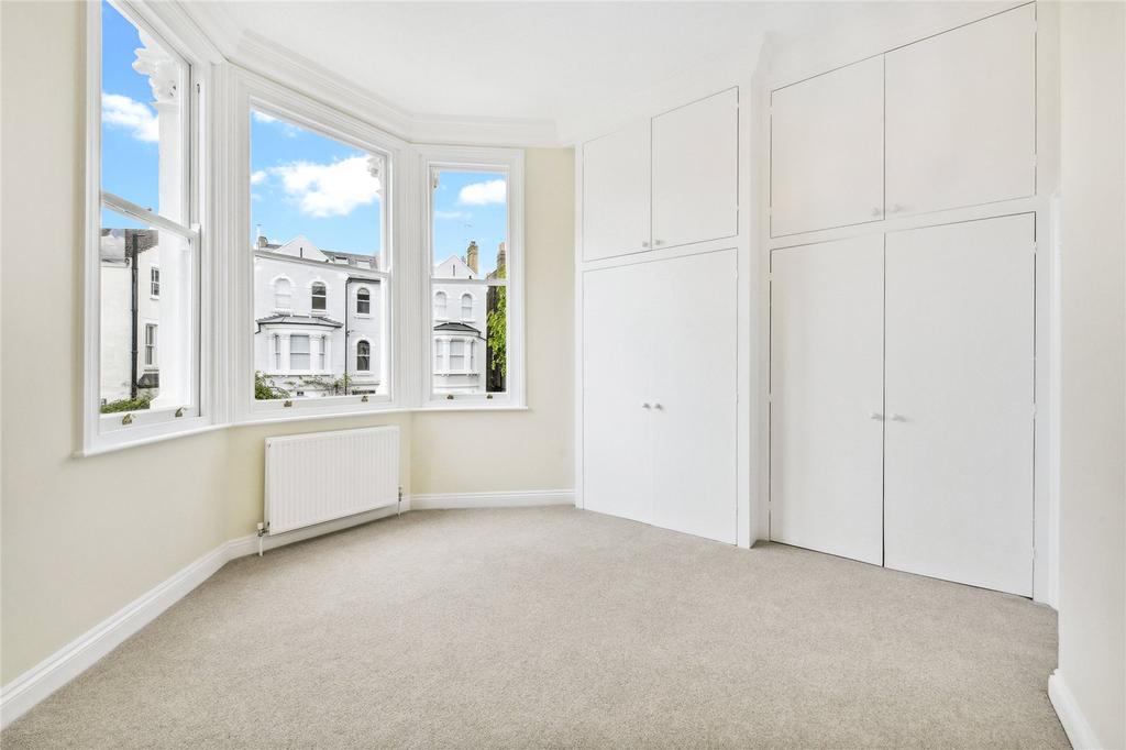 Sisters Avenue, London, SW11 2 bed apartment to rent £2,500 pcm (£577 pw)