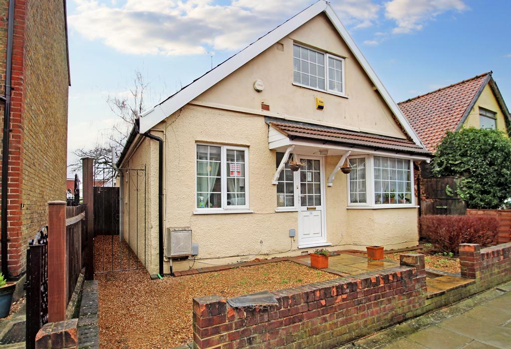 Walford Road, Uxbridge, Greater London 6 bed detached bungalow £2,800 pcm (£646 pw)