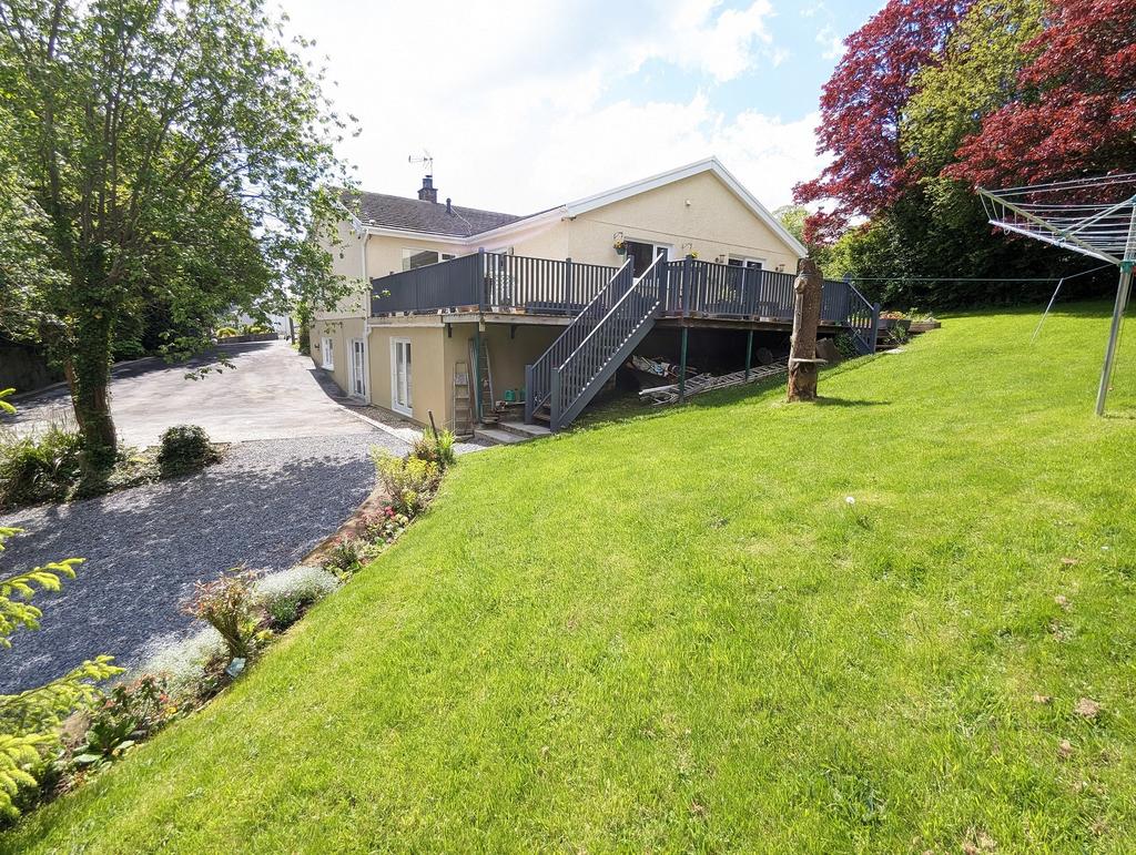 Bron Y Glyn Estate, Bronwydd Arms, Carmarthen, Carmarthenshire. 4 bed