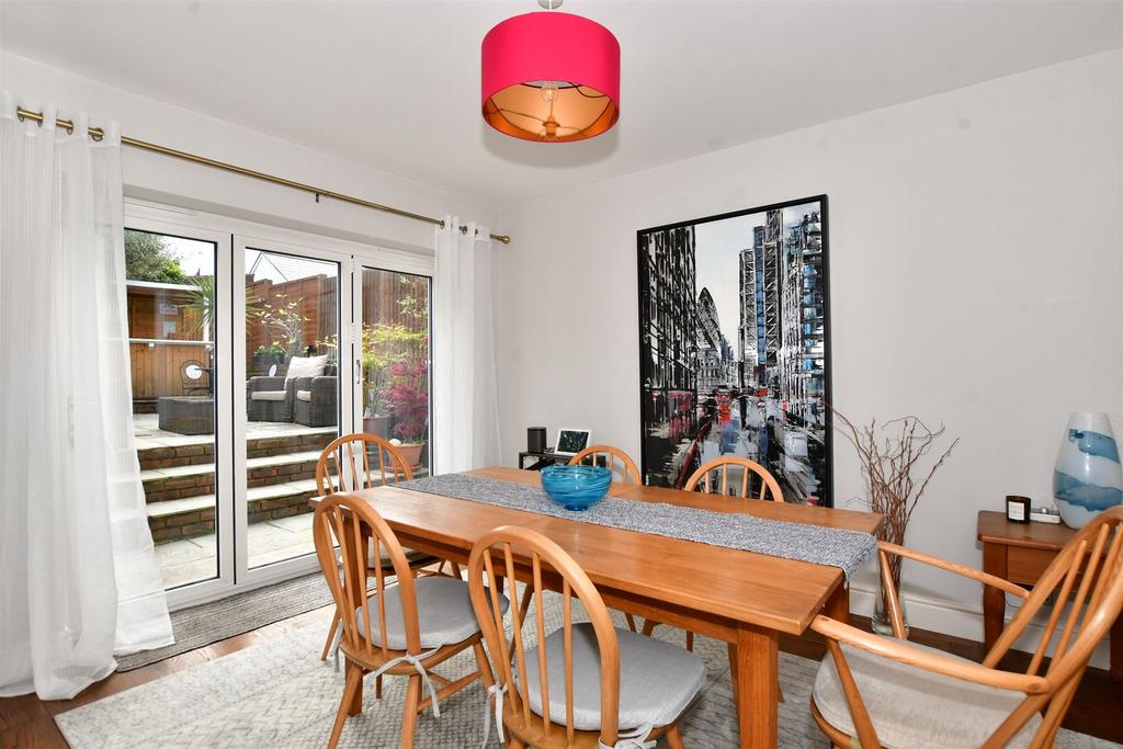 Wallace Crescent, Carshalton, Surrey 4 bed detached house for sale £