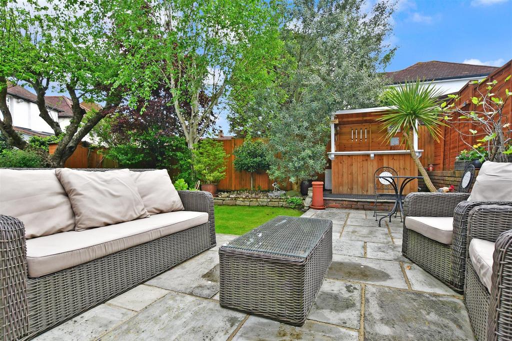 Wallace Crescent, Carshalton, Surrey 4 bed detached house £800,000