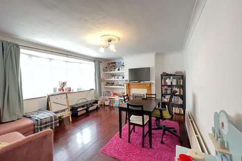 18 Brookside, Ilford, IG6 2TD