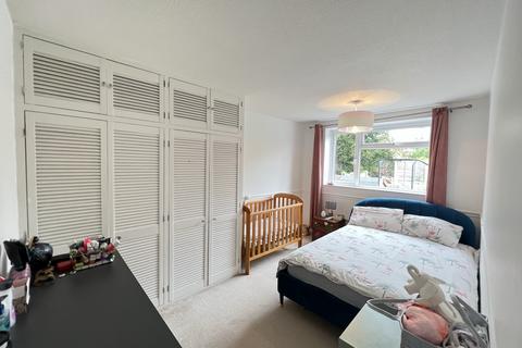 18 Brookside, Ilford, IG6 2TD