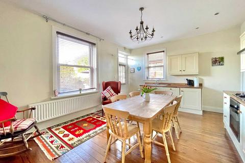 4 bedroom end of terrace house for sale, Bradford Road, Birkenshaw