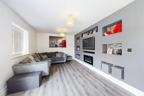 3 bedroom semi-detached house for sale - Cromer Avenue, Laindon, Essex, SS15