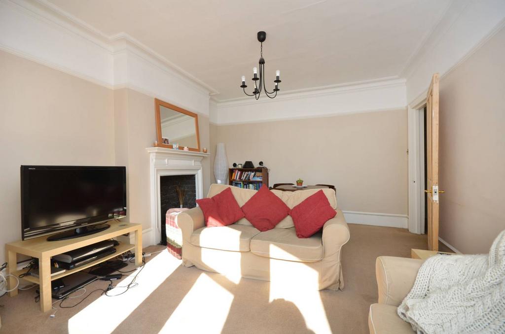 St Andrew's Road, Barons Court, London, W14 3 bed flat to rent £3,000
