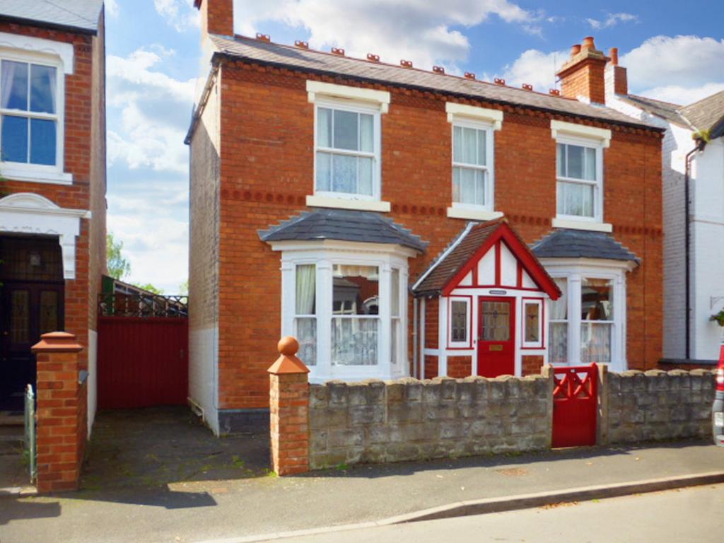 CLIFTON STREET, STOURBRIDGE DY8 3 bed detached house for sale £395,000