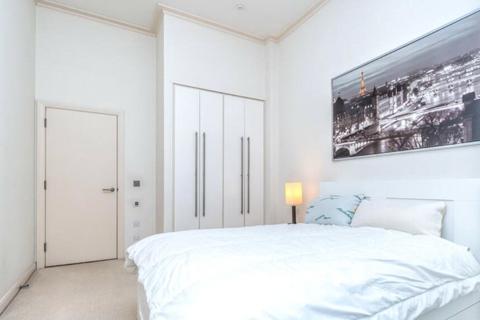 undefined, Discovery Dock Apartments West, South Quay Square