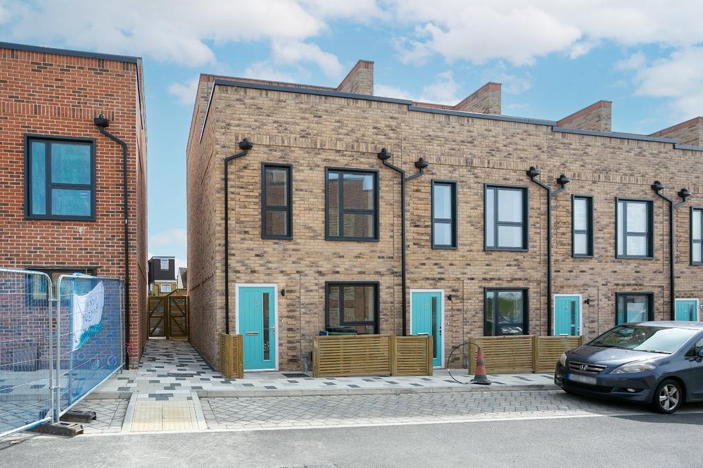 Spinners Avenue, Watford, WD18 3 bed end of terrace house to rent £