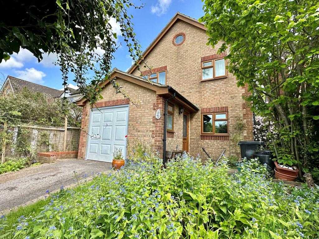 Rosebery Road, Epsom KT18 4 bed detached house £2,350 pcm (£542 pw)