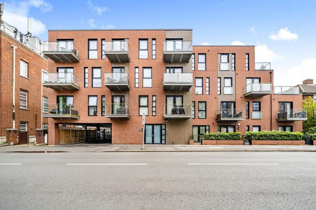 Coombe Road, New Malden 1 bed flat for sale £449,950