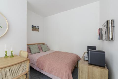 Flat 2, 84 East Dulwich Road, London, SE22 9AT