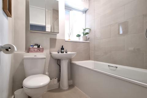 Flat 2, 84 East Dulwich Road, London, SE22 9AT
