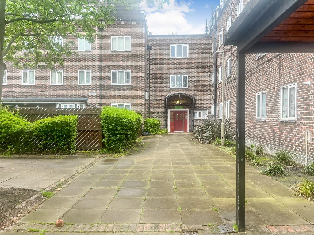 Wandle Way, SW18 3 bed flat - £2,300 pcm (£531 pw)