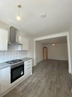 2 bedroom flat to rent, Oakwood Avenue, Southall