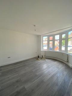 2 bedroom flat to rent, Oakwood Avenue, Southall