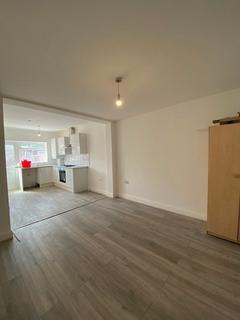 2 bedroom flat to rent, Oakwood Avenue, Southall