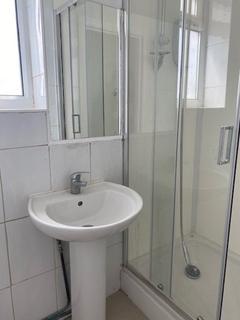 2 bedroom flat to rent, Oakwood Avenue, Southall