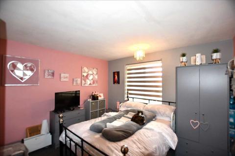 1 bedroom flat for sale, Gatward Green, London