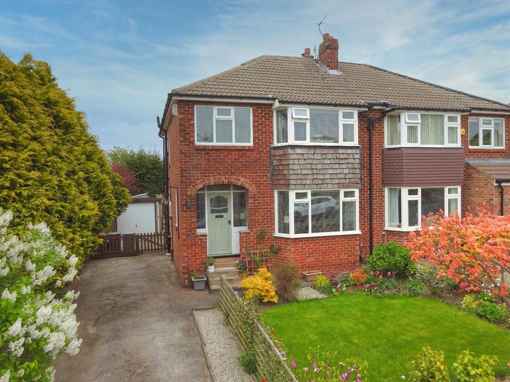 Carr Hill Drive, Calverley, Pudsey, West Yorkshire, LS28 3 bed semi