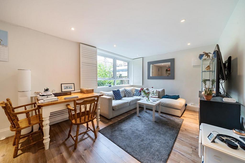 Thornton Avenue, Chiswick 2 bed flat for sale £550,000