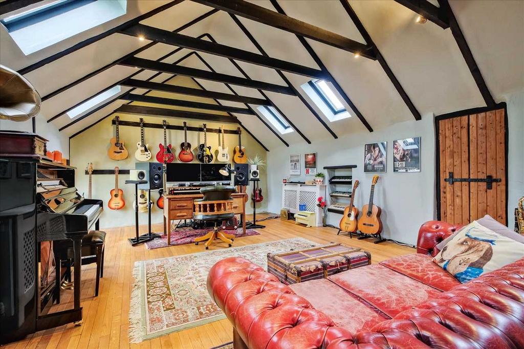 Lounge/Music Room