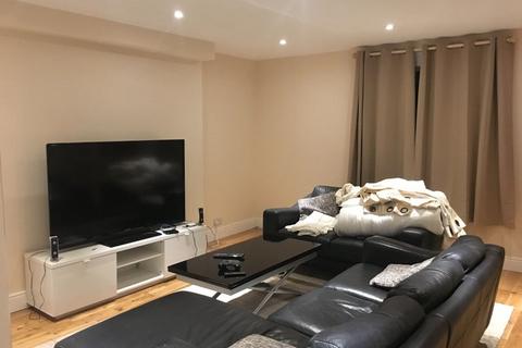 4 bedroom flat to rent, Lime Grove, London W12