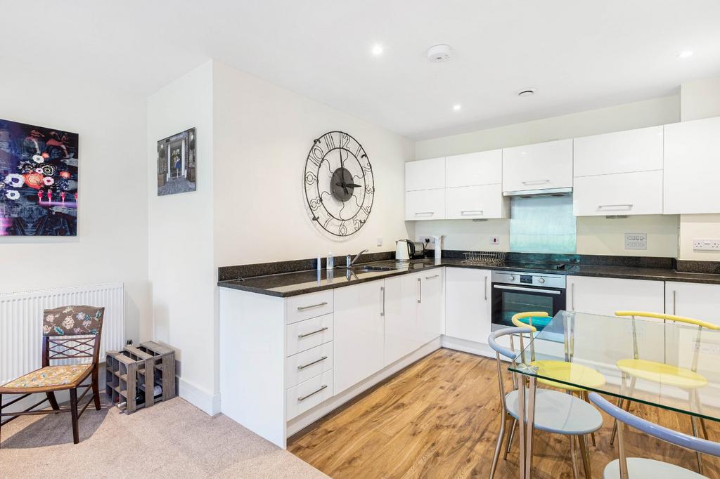 Gwynne Road, London, SW11 2 bed flat for sale £388,000
