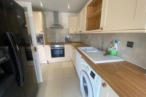 4 bedroom end of terrace house to rent, Dolphin Road , UB5