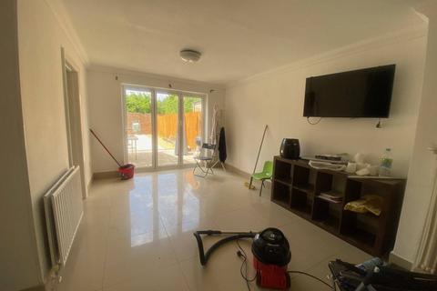 4 bedroom end of terrace house to rent, Dolphin Road , UB5