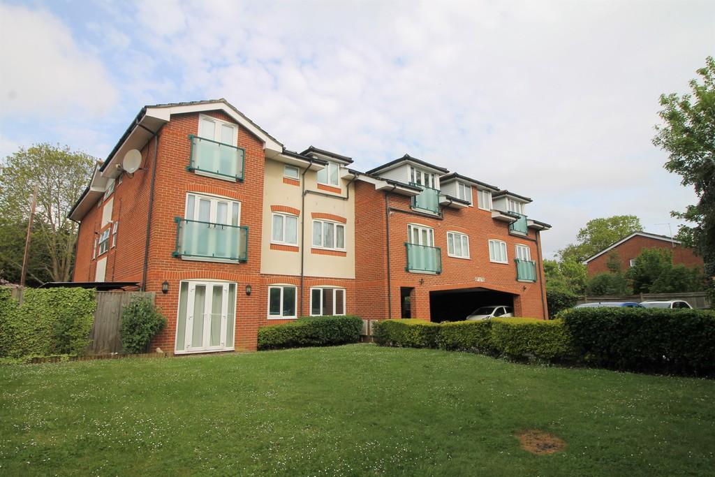 Military Road, Gosport 2 bed flat for sale £155,000