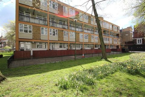 3 bedroom apartment to rent, Rowstock Gardens, London, N7