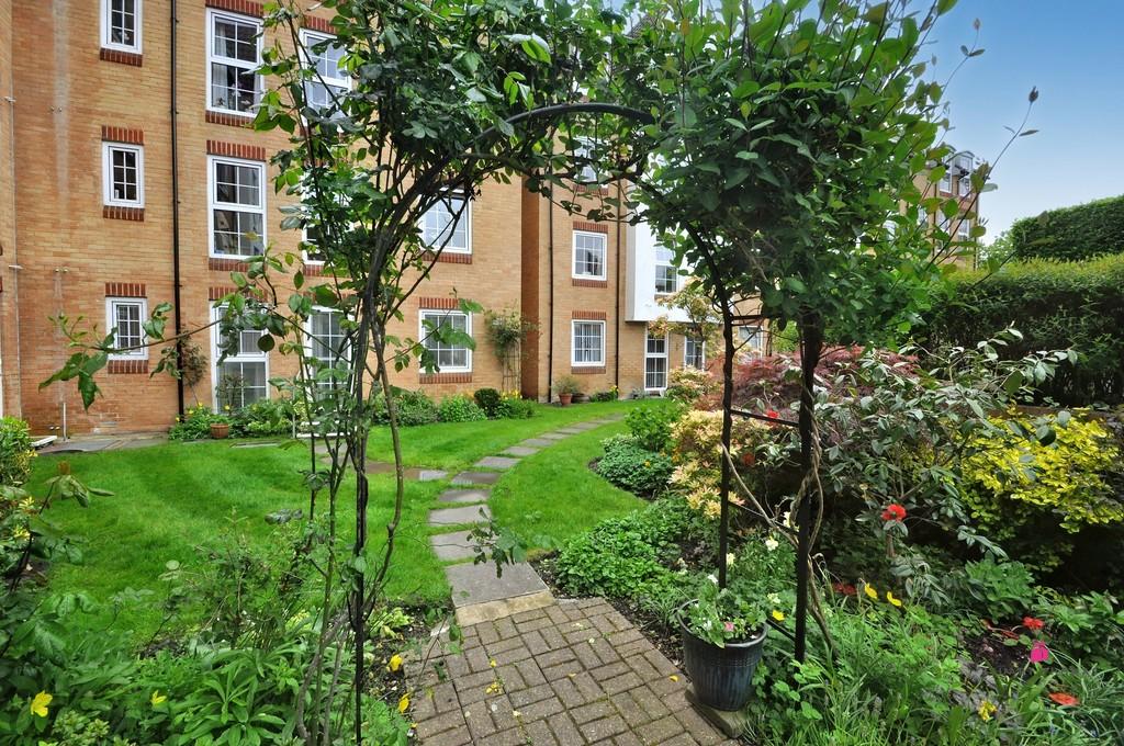 Bellingham Lane, Rayleigh 1 bed flat for sale £155,000